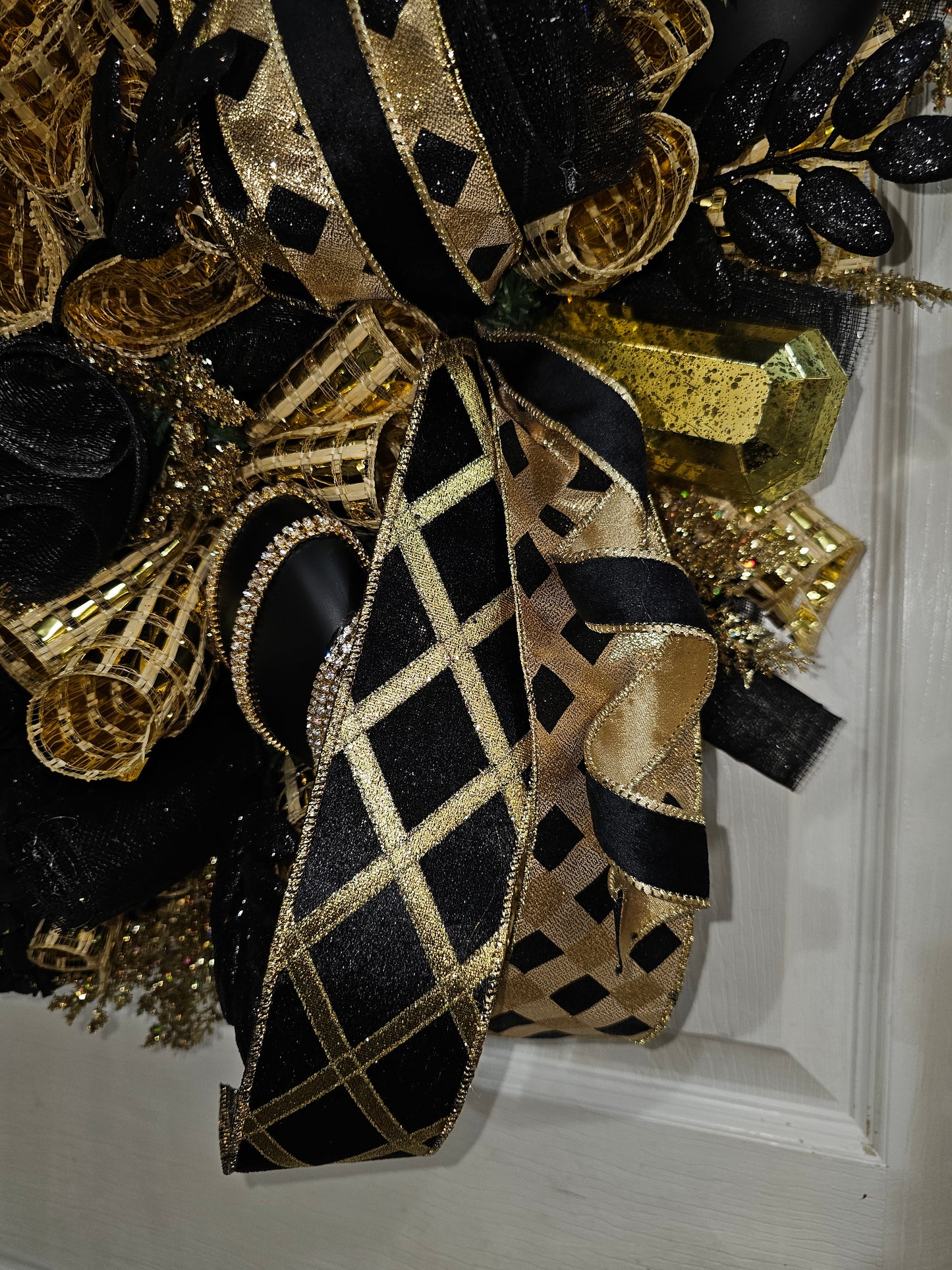 Midnight Luxe Elegance Wreath - Bold Sophistication