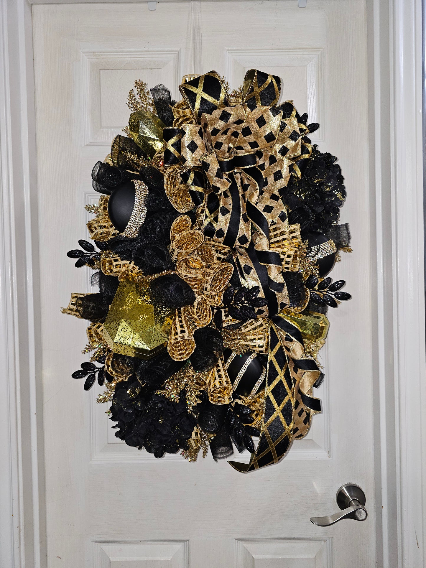 Midnight Luxe Elegance Wreath - Bold Sophistication