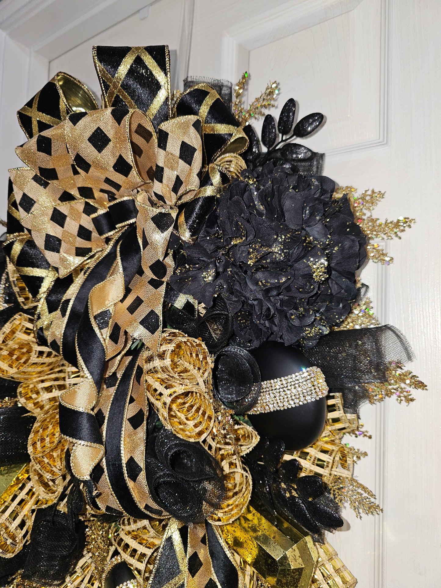 Midnight Luxe Elegance Wreath - Bold Sophistication