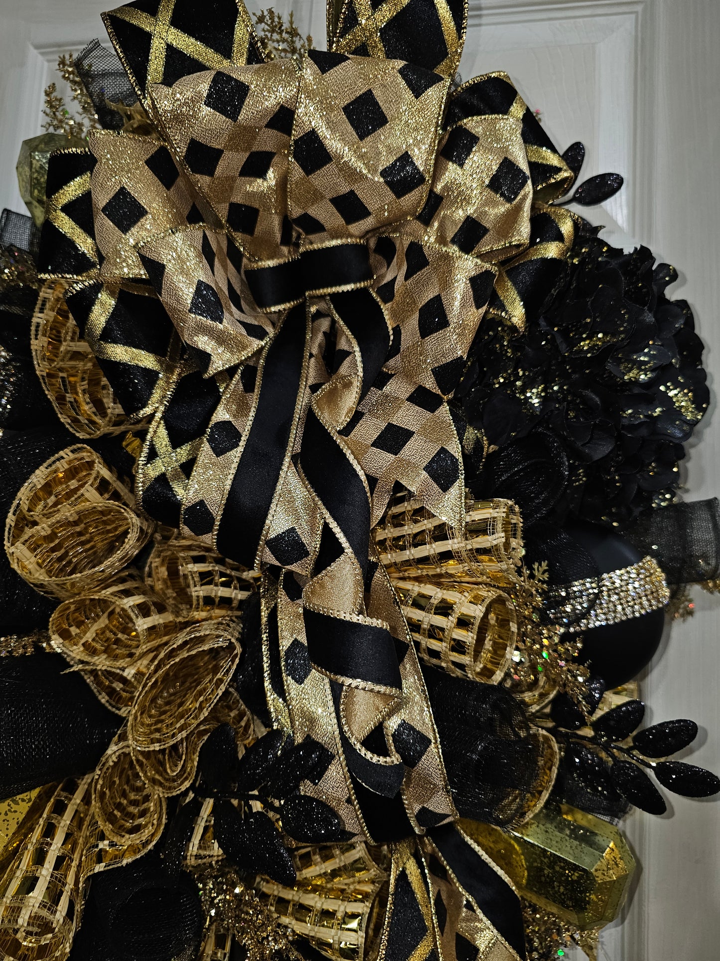 Midnight Luxe Elegance Wreath - Bold Sophistication