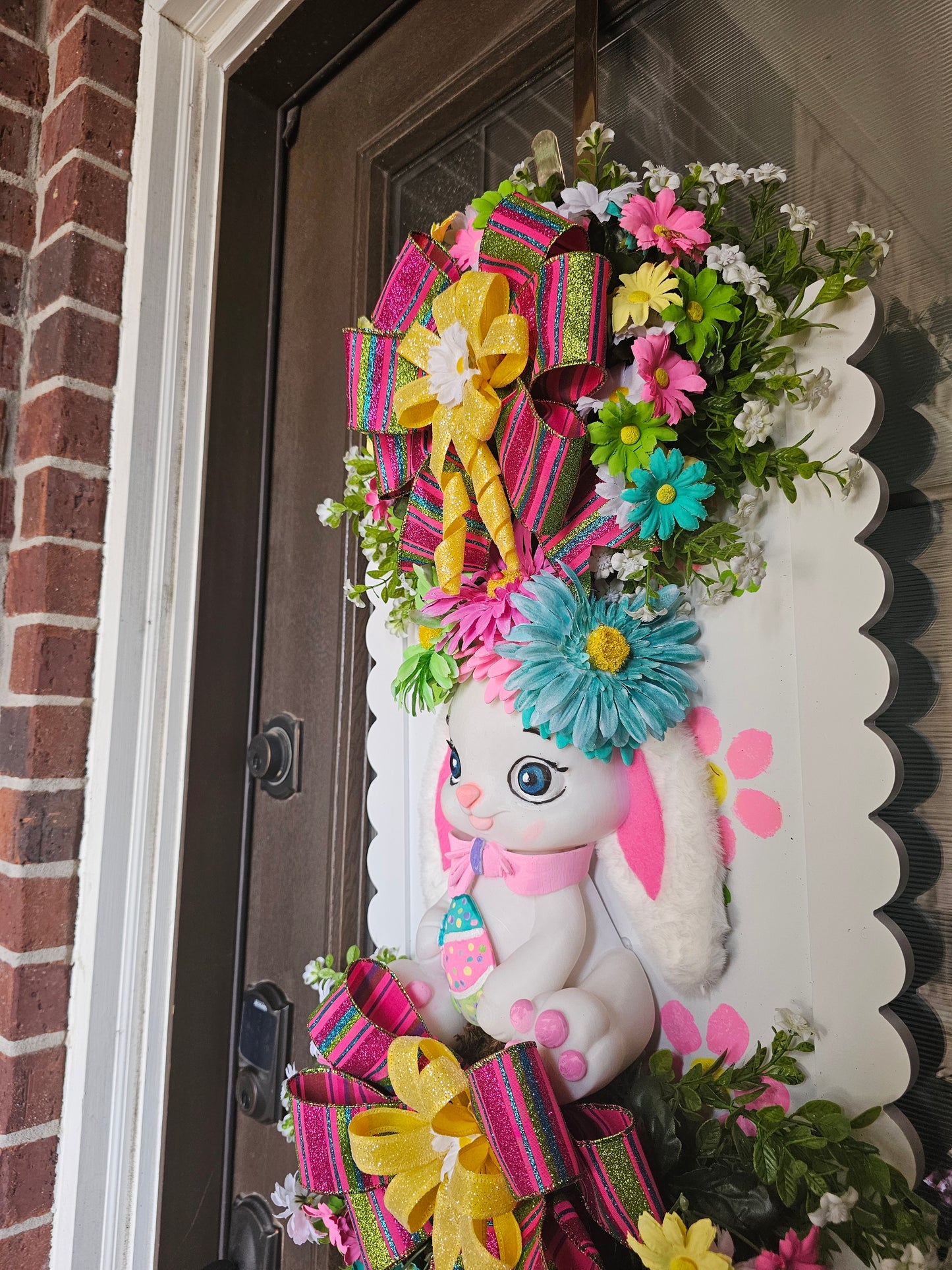 Hoppy Easter Bunny Scallop Door Decor