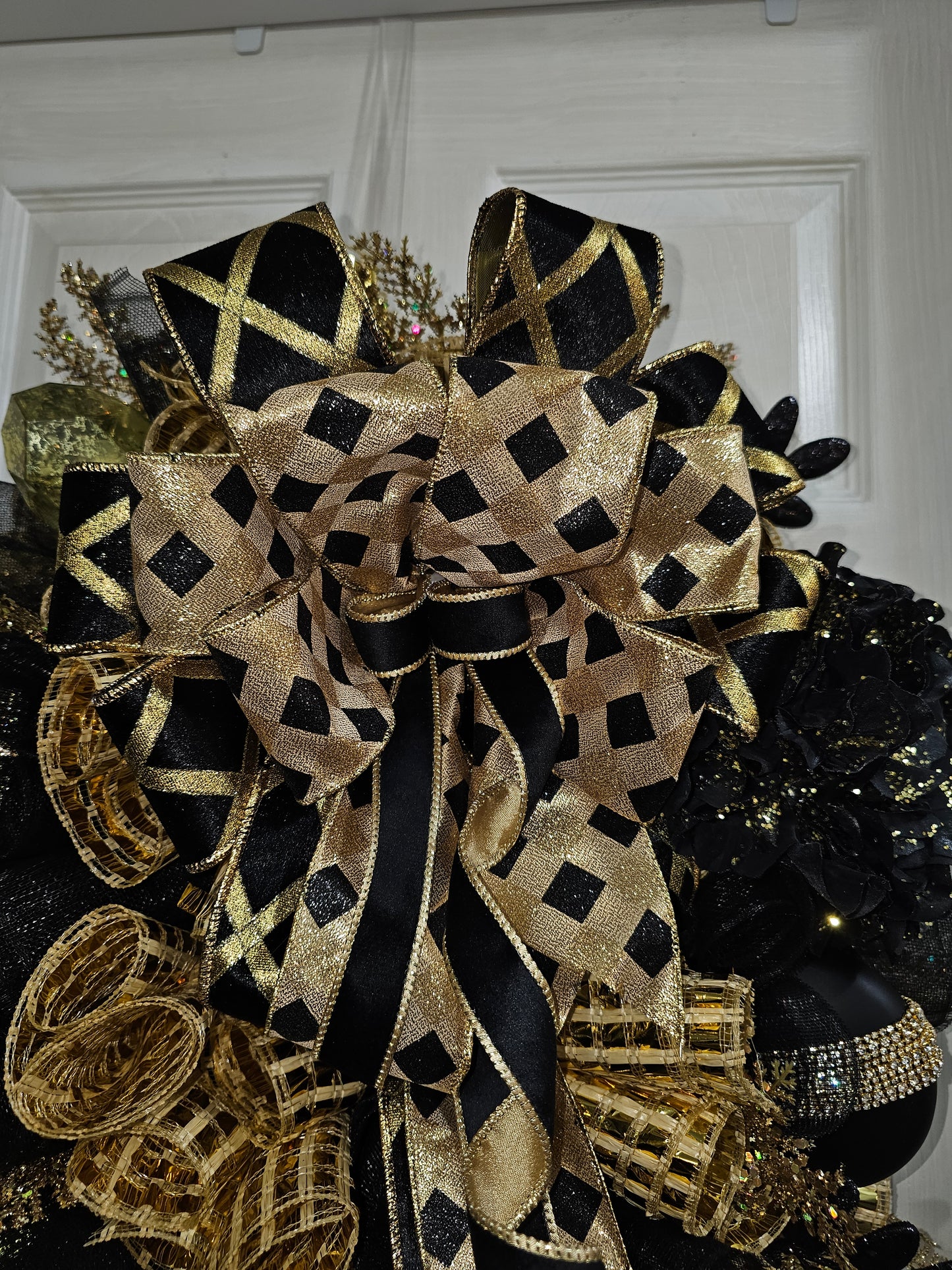 Midnight Luxe Elegance Wreath - Bold Sophistication