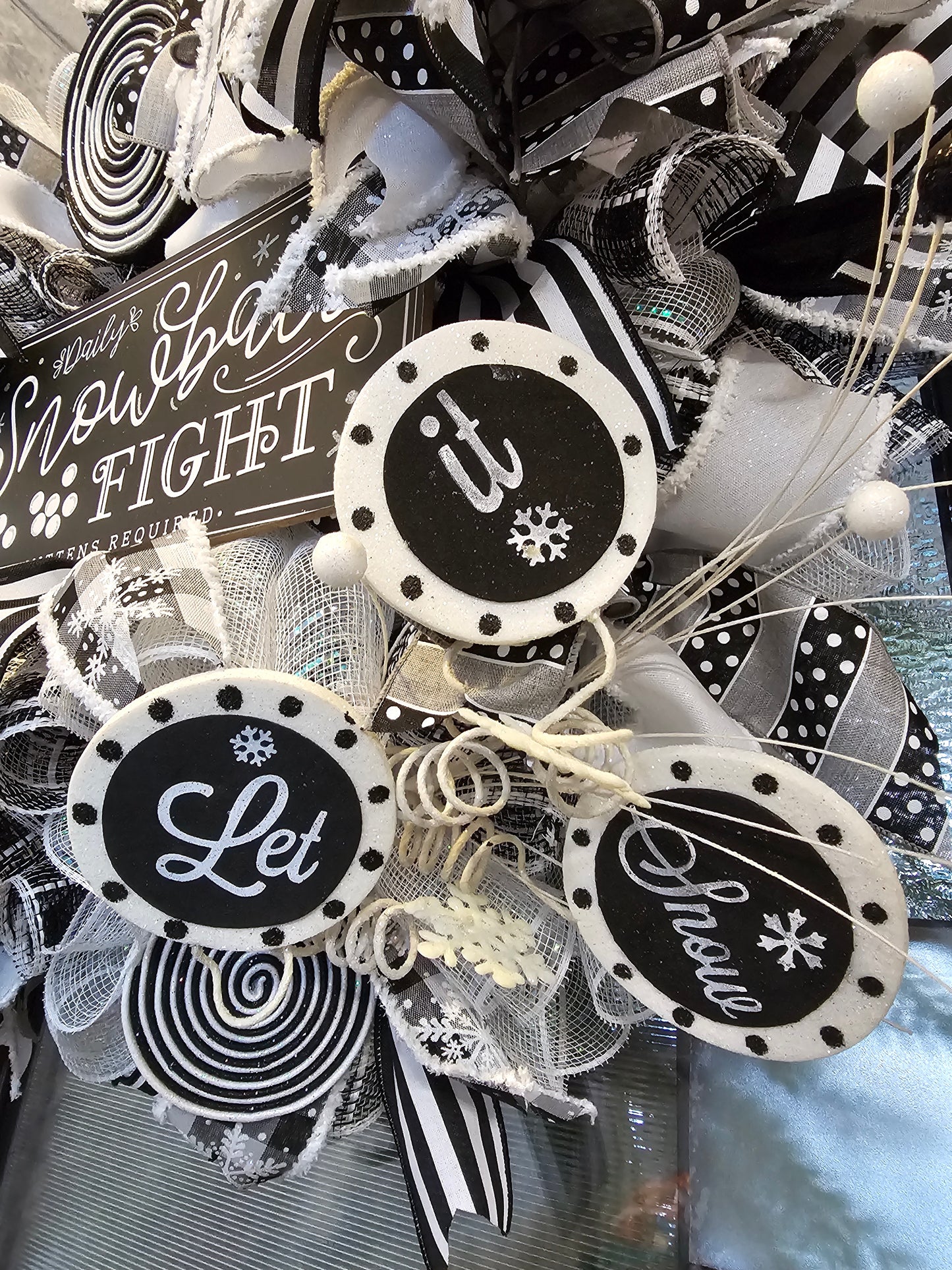 Monochromatic Snowball Fight